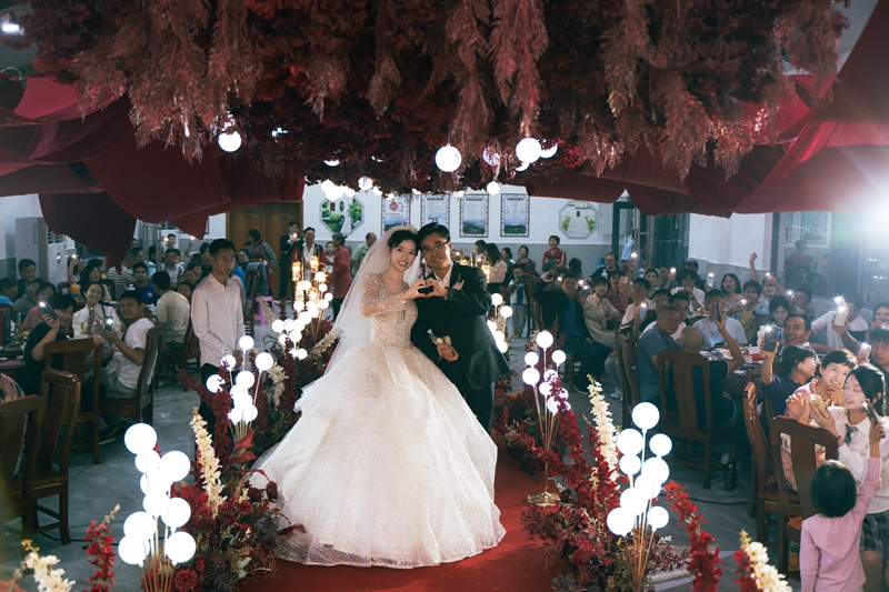 一对新人在易俗堂里办喜宴.jpg 一对新人在易俗堂里办喜宴.jpg