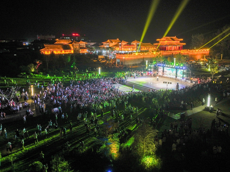 江苏省连云港市赣榆区开展“点亮星空夜 共谱邻里情”文艺展演文明实践活动.jpg 江苏省连云港市赣榆区开展“点亮星空夜 共谱邻里情”文艺展演文明实践活动.jpg