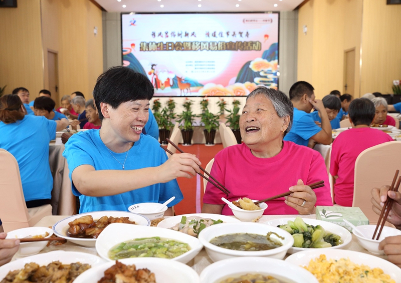 江苏省常熟市梅李镇聚沙西村在新风礼堂为老人举办集体生日会。常熟市文明办供图。.jpg 江苏省常熟市梅李镇聚沙西村在新风礼堂为老人举办集体生日会。常熟市文明办供图。.jpg