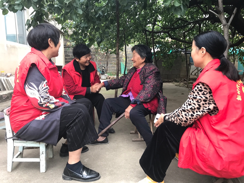 江苏省徐州市贾汪区大泉街道宗庄村“敲门大姐”志愿者为老年人开心门.jpg