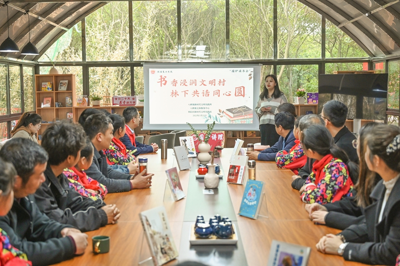 江苏省镇江市扬中市八桥镇利民村林下书屋开展“书香浸润文明村 林下共话同心圆”活动.jpg 江苏省镇江市扬中市八桥镇利民村林下书屋开展“书香浸润文明村 林下共话同心圆”活动.jpg