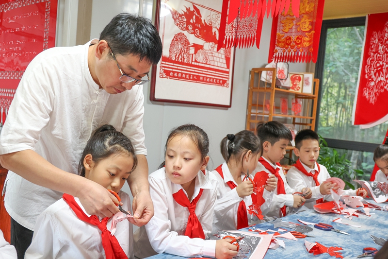 江苏省镇江市扬中市“扬中剪纸”非遗代表性传承人孙永青在剪纸体验馆开展现场教学.jpg 江苏省镇江市扬中市“扬中剪纸”非遗代表性传承人孙永青在剪纸体验馆开展现场教学.jpg