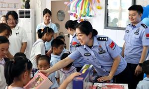 暖警惠警 守护“警娃”一夏