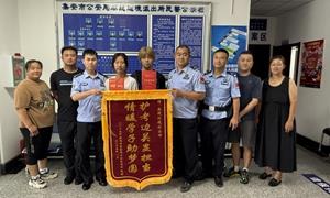 民警驾车护考 高考学子送锦旗致谢