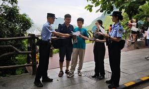 这里不仅景中有“警”，还景中有“法”