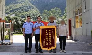 “要不是你们拦得快，我儿子的后半生就真毁了！”