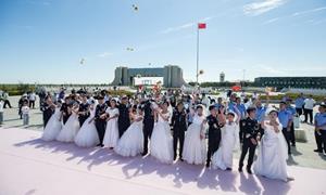 二连边检站举办第六届“爱在北疆情 定国门”集体婚礼