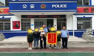 女孩独行寻母 民警暖心护送