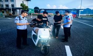 民警普法进村屯 安全教育润童心