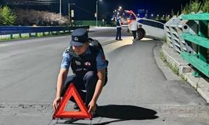 车辆深夜坠沟遇险 民警紧急救助暖民心