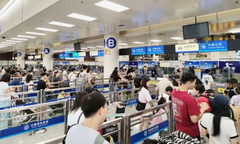 大批中外旅客挤满福田口岸入境大厅人工查验区域.jpg