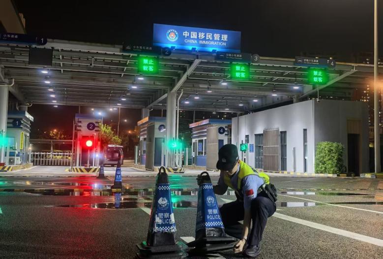 皇岗边检站民警深夜在皇岗口岸出入境小（客）车道加固警戒标识。.jpg
