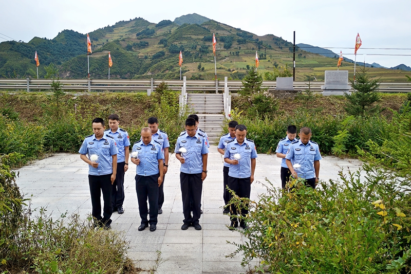 为深切缅怀革命先烈，传承红色基因，进一步增强全体民警的历史责任感与使命感，在“九一八”事变纪念日来临之际，八道沟边境派出所、十一道沟边境派出所和八道沟边境检查站组成的“两所一站”党建联盟联合开展了“铭记九一八，砥砺向前行”主题纪念活动。活动通过祭扫英烈殉国地、观看历史纪录片等形式，引导联盟全体民警回溯历史、追思英魂，汲取奋进力量5.jpg