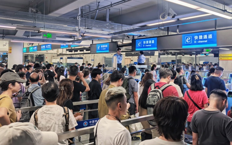 凌晨时段大批香港居民及中外旅客挤满皇岗口岸出境大厅.jpg
