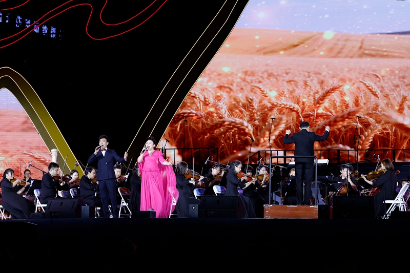 沙莎岳益飞 演唱大地飞歌 刘继远摄 (1).jpg 沙莎岳益飞 演唱大地飞歌 刘继远摄 (1).jpg