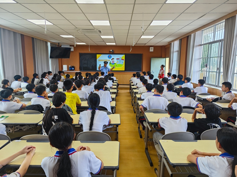 民警到校开展开学第一课.jpg