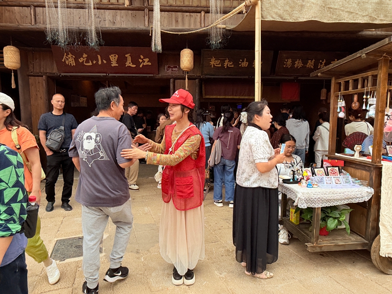 武汉市志愿者热情服务游客.jpg