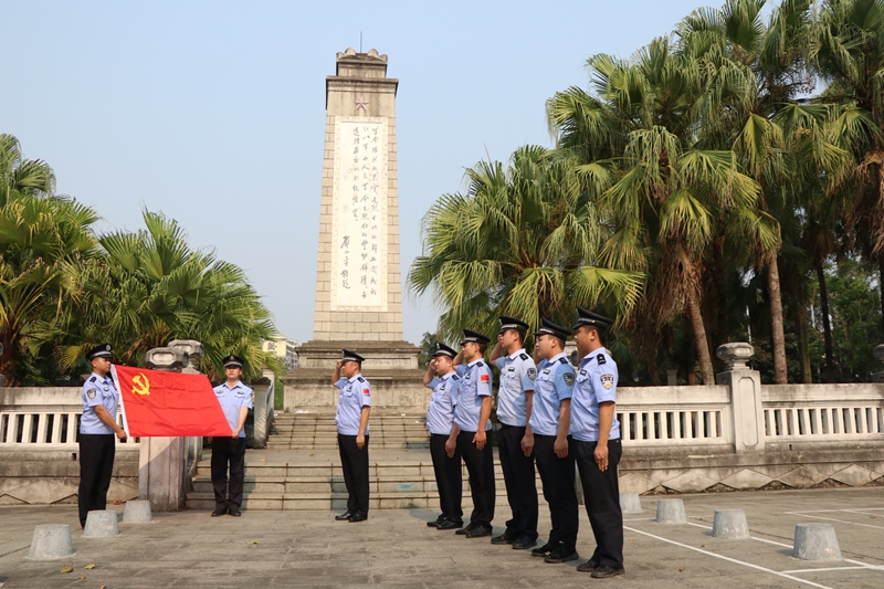 民警在纪念碑前重温入党誓词.JPG