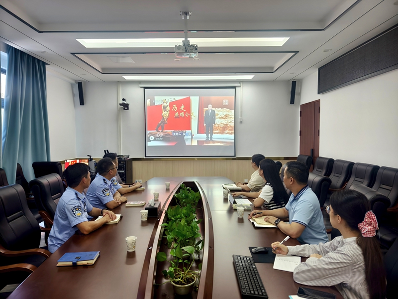 图为警地党员共同观看抗日战争纪录片。马庭芳摄.jpg