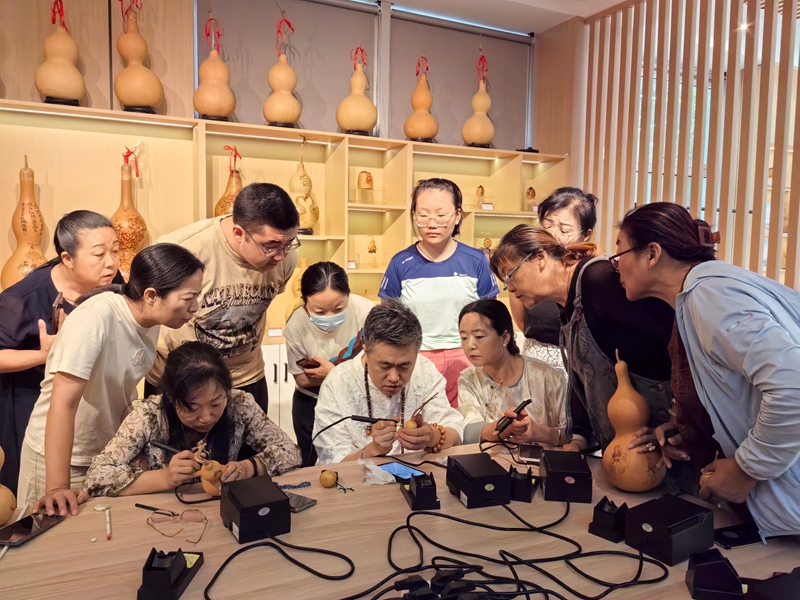 陈鹏为学员传授葫芦烙画技法.jpg