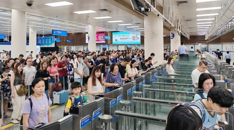 大批来深游玩消费返程的香港居民经福田口岸出境大厅丝滑通关.jpg