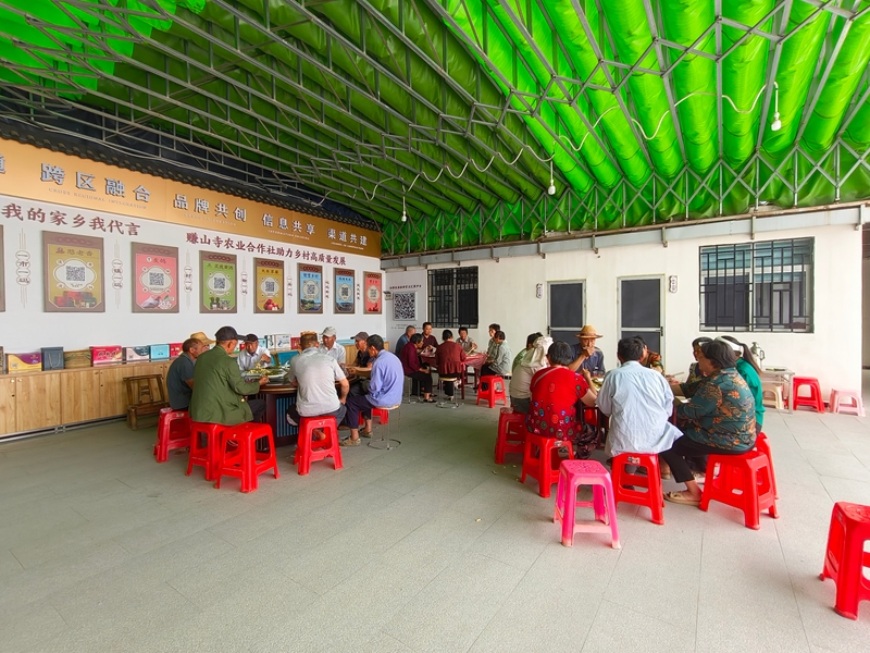 襄阳市保康县马桥镇中坪村村民在“共享食堂”就餐  钟华摄.jpg