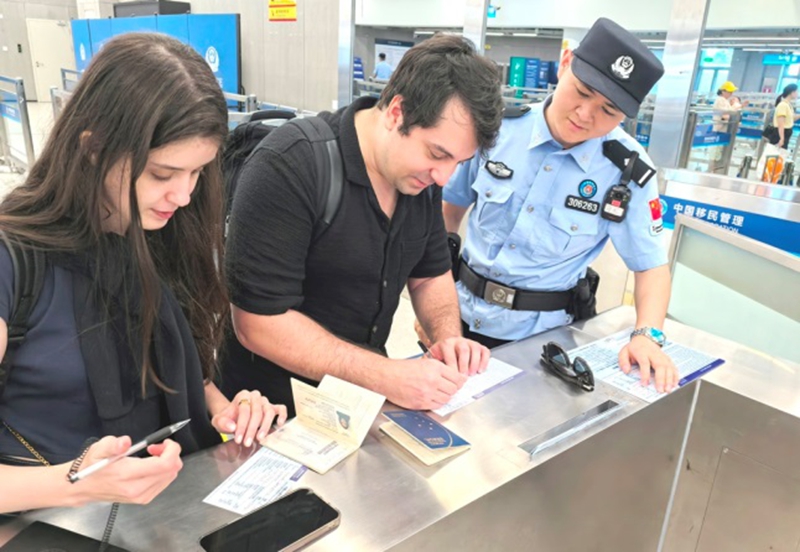 皇岗边检站民警帮助外国旅客填写入境卡.jpg