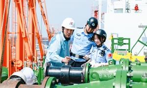 黄骅边检站全力保障黄骅港出口甲基叔丁基醚实现首航通关