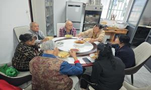 金锁关社区：“暖心膳食”守护老年人“幸福餐盘”
