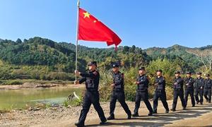 长白边境管理大队“两所一站”党建联盟开展“我与国旗同框”活动