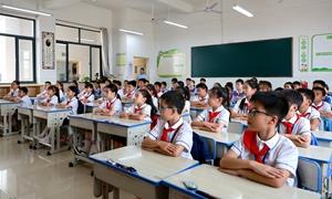 龙邦边检站走进驻地小学开展“认识小英雄 读懂大历史”主题班会