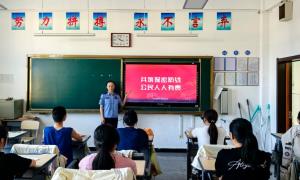 “开学第一课”民警进校园为师生筑牢“防护盾”