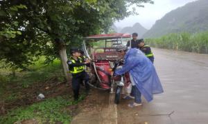 板化边境检查站民警紧急救援因台风发生侧翻的农用三轮车