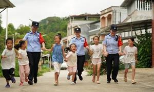 南疆“她”力量：跨国瀑布旁的守护女神
