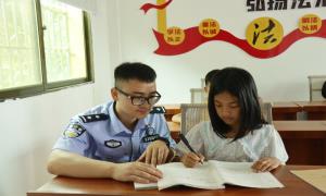 “小课堂”托起“大关爱”