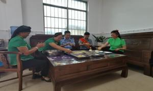 友谊关边境派出所联合全国劳模与壮族群众一起做月饼迎中秋