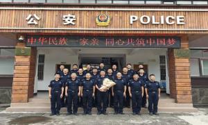 云南怒江：雪山见证六年坚守 深情送别社区“贴心人”