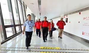 桂林边检站为马来西亚考察团提供入境礼遇通关服务