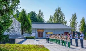 阅兵照片告慰英灵 红色基因代代相承