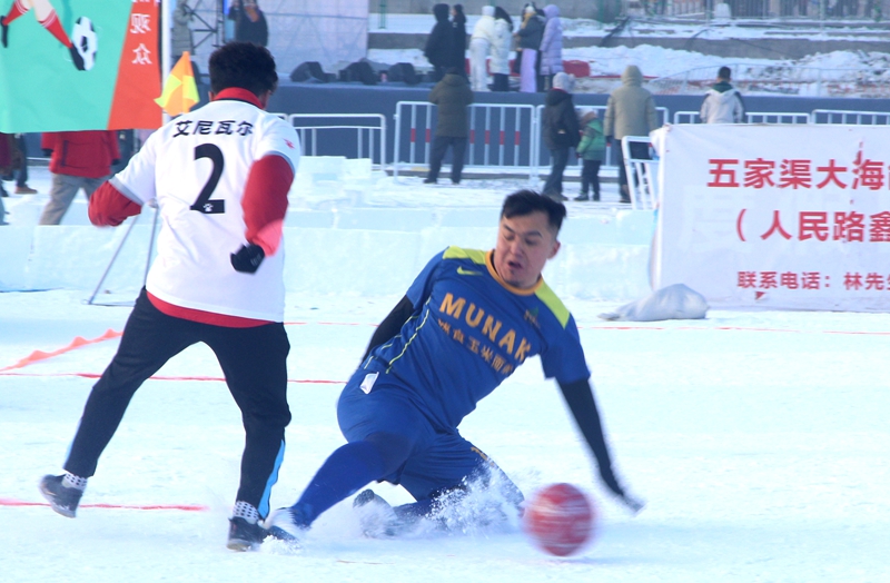 1月1日，在新疆生产建设兵团第六师五家渠市青格达湖国家级旅游度假区，冰上足球赛激战正酣。  魏新江 摄.jpg