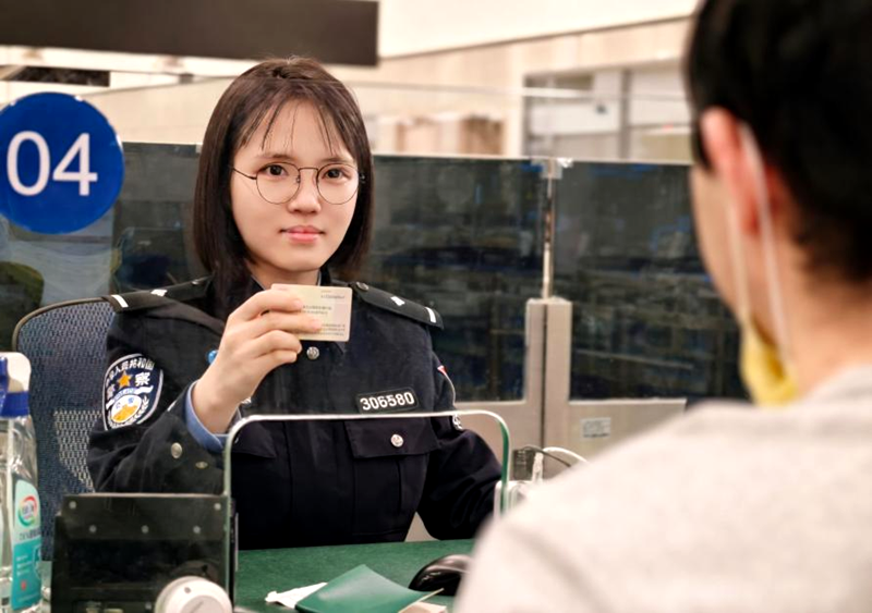 皇岗边检站民警刘书平高效规范为入境旅客办理查验手续.png 皇岗边检站民警刘书平高效规范为入境旅客办理查验手续.png