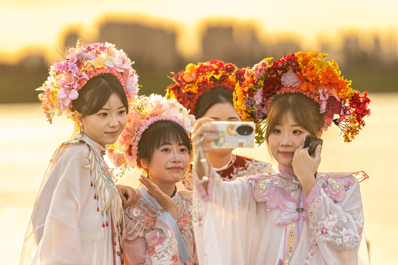 泉州丰泽蟳埔码头变身露天影棚,八方游客头戴簪花围,身着华服,在温柔暮色中定格簪花浪漫。(陈起拓 摄).jpg 泉州丰泽蟳埔码头变身露天影棚,八方游客头戴簪花围,身着华服,在温柔暮色中定格簪花浪漫。(陈起拓 摄).jpg