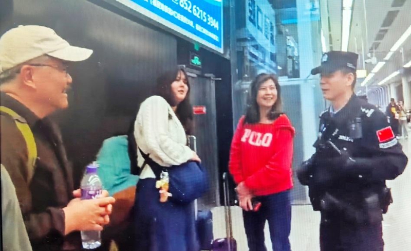在皇岗边检站民警帮助下老华侨张先生一家欢喜团聚.jpg 在皇岗边检站民警帮助下老华侨张先生一家欢喜团聚.jpg