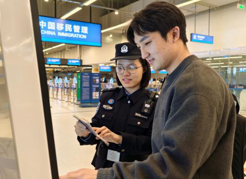 皇岗边检站民警刘书平指引外国人填写入境卡.jpg 皇岗边检站民警刘书平指引外国人填写入境卡.jpg