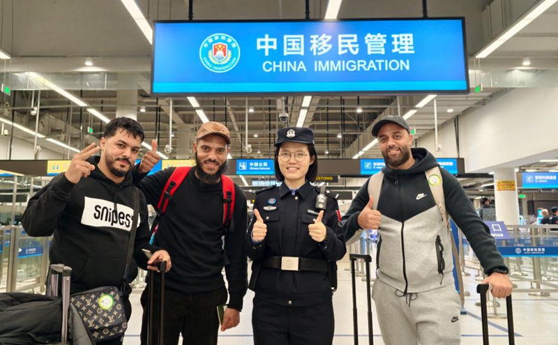 摩洛哥国籍旅客点赞皇岗边检站民警刘书平提供高效便捷通关服务.jpg 摩洛哥国籍旅客点赞皇岗边检站民警刘书平提供高效便捷通关服务.jpg