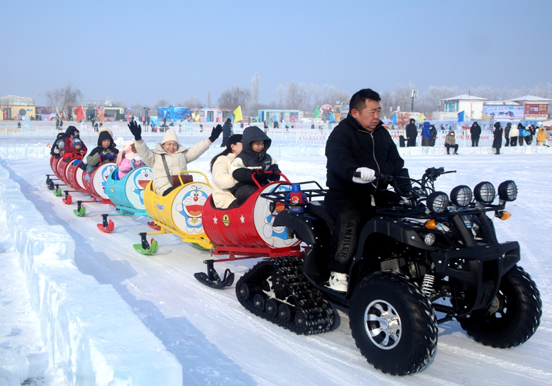 1月2日，游客在新疆生产建设兵团第六师五家渠市青格达湖国家级旅游度假区乘坐雪地摩托。魏新江 摄.jpg