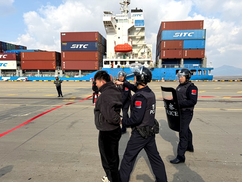 大榭港区开展反恐应急联合实战演练1.jpg