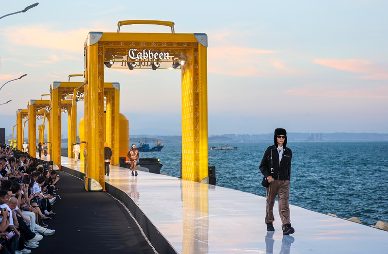 “踏山海·共潮生”卡宾海上时尚大秀-颜华杰摄.jpg