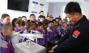 乌拉特后旗边境管理大队与师生共筑安全防线