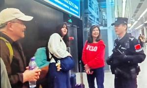 暖心护归途 国门传温情 老华侨一家团圆返乡过年